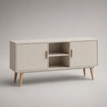 Mobile porta TV basso in MDF con 2 ante scanalate e ripiani, 120 × 40 × 70 cm, bianco crema, legno naturale e dettagli oro